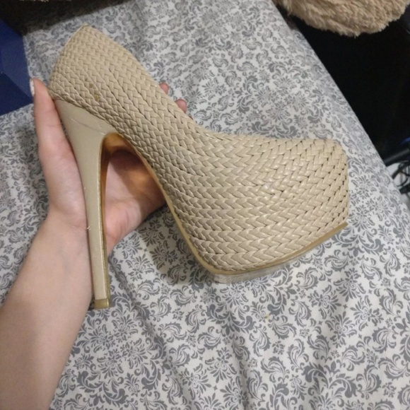 High heels - Picture 3 of 4